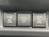 【両側パワースライドドア】スマートキーや運転席のスイッチで後席両側スライドドアの開閉が可能♪電動だから力を入れてドアを開ける必要が無く、小さなお子様でも簡単に開け閉めでき快適です♪