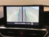 映像で見づらい車両周辺の確認をアシスト。クルマを真上から見ているような映像を表示。 運転席から確認しにくい車両周囲の状況を把握。