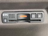 【ETC】有料道路を利用する際に料金所で停止することなく通過できる、ETC車載器(ノンストップ自動料金収受システム機器)が装備されています。セットアップを行うことで利用可能になります。