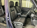 フロントは運転席と助手席が別々の広々としたセパレートシート、運転席は高さを調整できるハイトアジャスター付きでちょうどいいドライビングポジションに調整できます