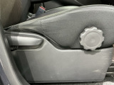 シートハイトアジャスターが付いているので運転姿勢を調整するのに便利ですね。身長に合ったシートポジションは安全運転や疲労軽減にもつながります。