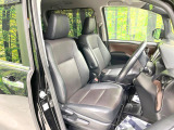 運転席まわりには十分なスペースがあり、大柄な方でもゆったり運転していただける環境です。