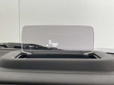 【ヘッドアップディスプレイ】運転中、ドライバーの視線上に必要な情報が表示できるので、視線移動や焦点調節が少なくなり安全運転に役立ちます。