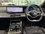 コックピットは、BMWらしくセンター・コンソールがドライバーに向けて傾けられた設計になっています。