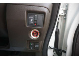 片側電動スライドドア付。通常のドアに比べて、車のボディーに対し平行に開閉し、開けてもスペースを取りません。出入り口が大きいドアはお子様のいるご家庭はもちろん、混んだ駐車場でも大活躍です!