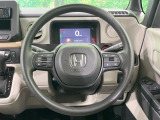 インテリアに合わせたデザインのステアリングは、運転される方のことも考え、運転しやすい形状、大きさです。是非一度、実際に触ってお確かめください。