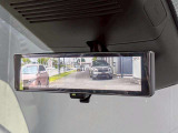 インテリジェントルームミラー搭載で、車の後方に設置されたカメラ映像を映し出してシートバックやヘッドレスト、同乗者に視界が遮られることがなく視認性が非常に良いです