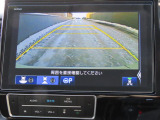 リアワイドカメラシステム!従来の視野に加えて、後方側方を約180&deg;まで見えるワイドビューと、後方を真上から見たような視野で駐車時などに便利なトップダウンビューの3つの視野があります!