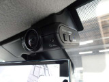 【ドライブレコーダー】走行中や駐車中の映像を高画質で記録し、事故やトラブル発生時の状況確認に役立つ安心装備。あおり運転対策や証拠保全にも有効で、日常のドライブをより安全にサポートします。