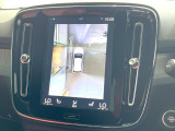 【360&deg;ビューカメラ】4台の高解像度カメラで360度の鳥瞰図を表示。隣の車や壁、死角にある障害物などを画面で確認できるため、狭いスペースでの駐車・出入りも安心です。