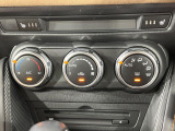 【オートエアコン】一度お好みの温度に設定すれば、車内の温度を検知し風量や温度を自動で調整。暑い&hellip;寒い&hellip;と何度もスイッチ操作をする必要はありません。快適な車内空間には必須の機能ですね♪