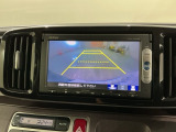 リバースギアに入れるだけで後方の表示へ切り替わります。夜間や雨の日の駐車も楽になりますよ。