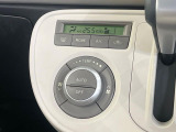 【オートエアコン】一度お好みの温度に設定すれば、車内の温度を検知し風量や温度を自動で調整。暑い&hellip;寒い&hellip;と何度もスイッチ操作をする必要はありません。快適な車内空間には必須の機能ですね♪