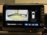 リバースギアに入れるだけで後方の表示へ切り替わります。夜間や雨の日の駐車も楽になりますよ。