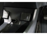スマートフォンなどの音楽再生が可能なUSB接続ジャック装備車両です♪♪♪