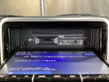 センターディスプレイオープンで中にCD、DVDが挿入可能です。