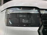 LEDヘッドライトは、点灯の瞬間から最大光量を発揮し、突然暗くなるトンネルなどでの安定感を高めます。