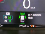 【車線維持支援システム】高速道路走行時、車線からはみ出しそうな時にステアリングを制御。より安心・安全な運転をサポートしてくれます!
