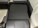 リアシートは簡単に倒すことができるので、ラゲッジルームも広がります。