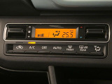 【オートエアコン】一度お好みの温度に設定すれば、車内の温度を検知し風量や温度を自動で調整。暑い&hellip;寒い&hellip;と何度もスイッチ操作をする必要はありません。快適な車内空間には必須の機能ですね♪