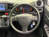 インテリアに合わせたデザインのステアリングは、運転される方のことも考え、運転しやすい形状、大きさです。是非一度、実際に触ってお確かめください。