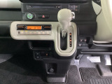 足元スッキリ、インパネシフトです。パーキングブレーキはフットブレーキタイプなので、運転席と助手席の間がスッキリしています。