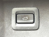 【パワーバックドア】スマートキーや運転席のボタンを押すだけでリアゲートが自動で開閉します!荷物を持っている時や、高い位置にあるバックドアを閉める際に便利な機能です♪