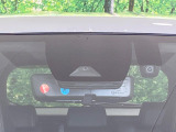 【プリクラッシュセーフティ】前方の車両等を検知し、衝突しそうな時は警報で注意を促し、ブレーキを踏む力をサポート。ブレーキを踏めなかった場合は衝突被害軽減ブレーキが作動、衝突回避をサポートします。