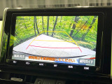 【バックカメラ】駐車時に後方がリアルタイム映像で確認できます。大型商業施設や立体駐車場での駐車時や、夜間のバック時に大活躍!運転スキルに関わらず、今や必須となった装備のひとつです!
