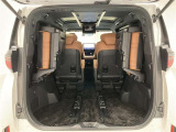 3列目シートは跳ね上げ式で折りたたみ可能です。キャンプ用品など大きな荷物もばっちり収納可能です。