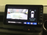 リバースギアに入れるだけで後方の表示へ切り替わります。夜間や雨の日の駐車も楽になりますよ。