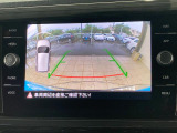 ギアをリバースに入れると車両後方の映像を映し出します。画面にはガイドラインが表示され、車庫入れや縦列駐車などの際に安全確認をサポートします。