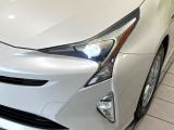 【LEDヘッドライト】悪天候や夜間走行時も良好な視界を確保し安心して運転できる高輝度LEDヘッドライトを装備!点灯速度が早く、消費電力も抑えられています。