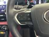 運転中、オーディオの操作をしてて、ハッとしたことはありませんか?ステアリングスイッチは、運転中でもハンドルでオーディオの操作が可能です。安全なドライブをサポートします。