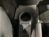 コンソール先端にはカップホルダーを備えます。