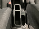運転席、助手席間にはちょっとした小物が収納できるコンソール付です。