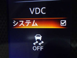 【横滑り防止】ハンドル操作や滑りやすい路面を走行中、横滑りを感知すると自動的に車両の進行を保つよう制御!