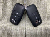 手荷物が多いときでも、スマートキーをバッグやポケットに携帯していれば、キーを取り出すことなくドアの解錠・施錠ができます