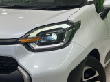 【LEDヘッドライト】悪天候や夜間走行時も良好な視界を確保し安心して運転できる高輝度LEDヘッドライトを装備!点灯速度が早く、消費電力も抑えられています。