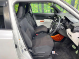 運転席まわりには十分なスペースがあり、大柄な方でもゆったり運転していただける環境です。