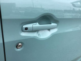 キーをポケットに入れたままでもドアのロック&アンロックができ、雨の日や、荷物の多い日に大活躍!