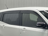 雨の日に少し窓を開けたい時に、便利なサイドバイザ-付