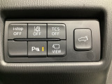 運転席脇のクラスタースイッチ部分にはカメラ切り替えスイッチ、パーキングセンサー、その他走行系スイッチを集中配置しております。
