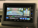 リバースギアに入れるだけで後方の表示へ切り替わります。夜間や雨の日の駐車も楽になりますよ。