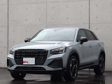 ●一目でAudiとわかる特徴的なシングルフレームグリル・LEDランプ。精悍なフロントマスクからAudiのスマートで上品なブランドを連想させてくれます。女性にも大変ご好評頂いております。