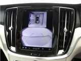 画面分割表示にも対応した360&deg;ビューカメラを搭載。狭い場所での取り回しも安心です。画面を分割することで、俯瞰画像と同時に車両前方または後方の180&deg;広角映像を表示することができます。
