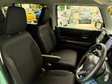 【フロントシート】インパネにシフトが付いているので足元広々!運転席から助手席の移動も楽々♪どちらからでも乗り降り出来るので、狭い場所の乗り降りも楽ちんですよ♪
