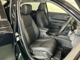 運転席は、大きな座面と包み込むような背もたれがドライバーの身体全体をしっかり支えます。上質なシート素材と座り心地のよいクッションを採用し、長時間の運転やコーナーの多い道も快適です。