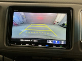 リバースギアに入れるだけで後方の表示へ切り替わります。夜間や雨の日の駐車も楽になりますよ。