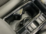 運転席からも助手席からも自由に使えるドリンクホルダー付。